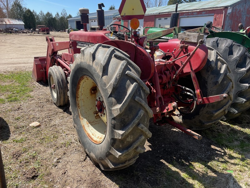Tractors  International Harvester 504 Tractor (Diesel) - Power Steering + TA + Loader Photo