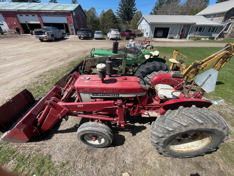 Tractors  International Harvester 504 Tractor (Diesel) - Power Steering + TA + Loader Photo