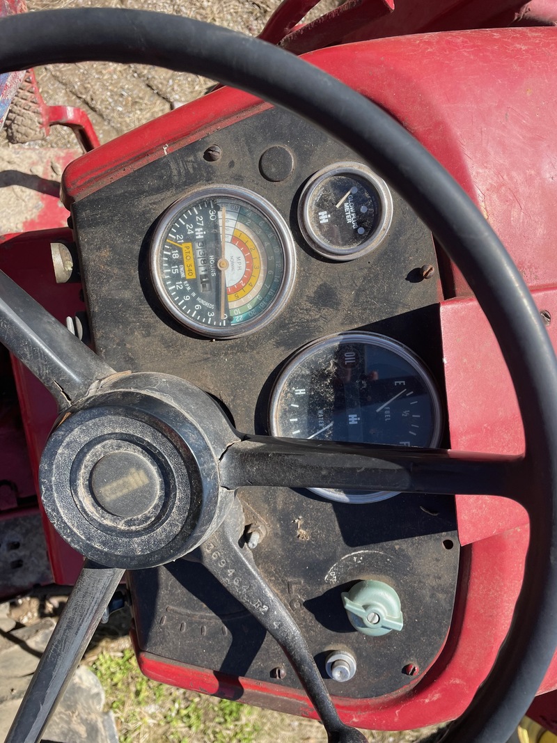 Tractors  International Harvester 504 Tractor (Diesel) - Power Steering + TA + Loader Photo