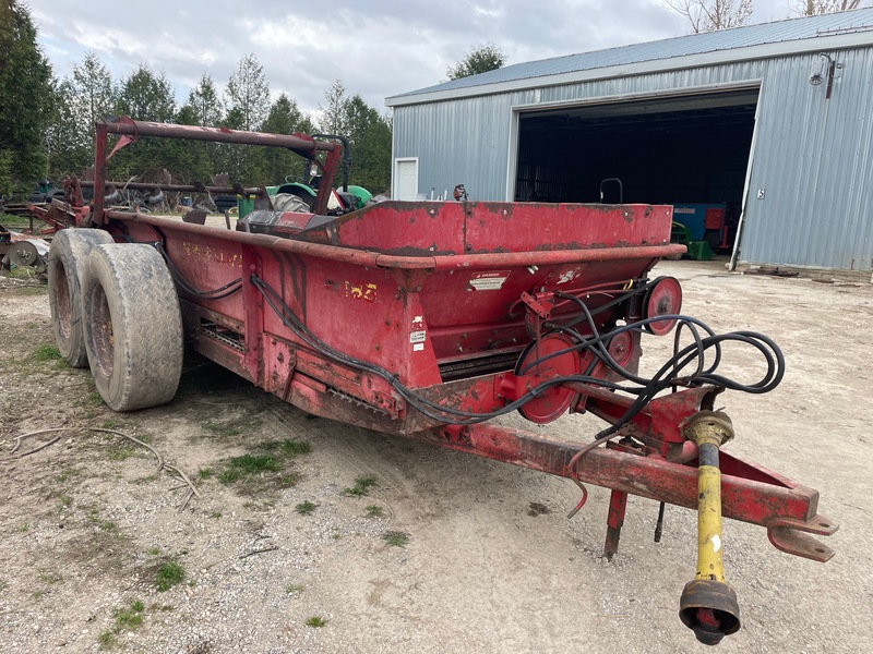 New Holland 185 Manure Spreader - End Gate - Double Beaters - Plastic Floor