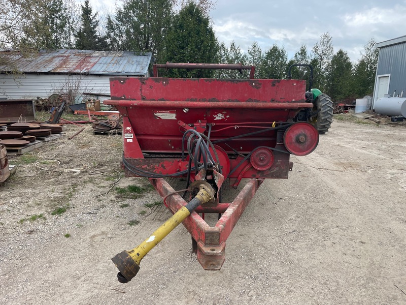 Manure Equipment  New Holland 185 Manure Spreader - End Gate - Double Beaters - Plastic Floor Photo