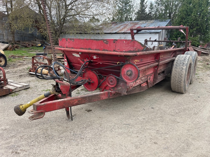 Manure Equipment  New Holland 185 Manure Spreader - End Gate - Double Beaters - Plastic Floor Photo