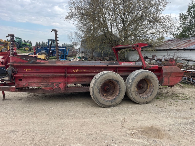 Manure Equipment  New Holland 185 Manure Spreader - End Gate - Double Beaters - Plastic Floor Photo