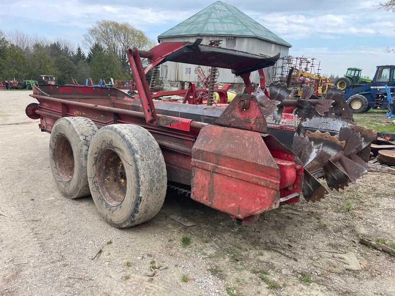 Manure Equipment  New Holland 185 Manure Spreader - End Gate - Double Beaters - Plastic Floor Photo