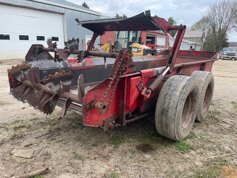 Manure Equipment  New Holland 185 Manure Spreader - End Gate - Double Beaters - Plastic Floor Photo