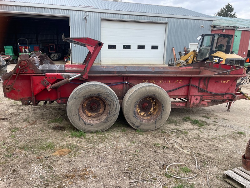 Manure Equipment  New Holland 185 Manure Spreader - End Gate - Double Beaters - Plastic Floor Photo