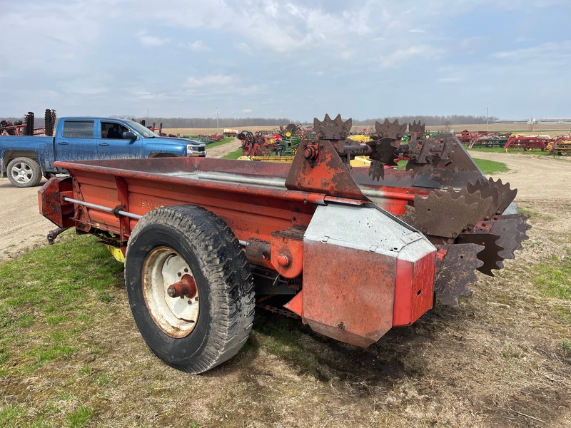 Manure Equipment  New Holland 512 Manure Spreader - Double Beater - New Floor Photo