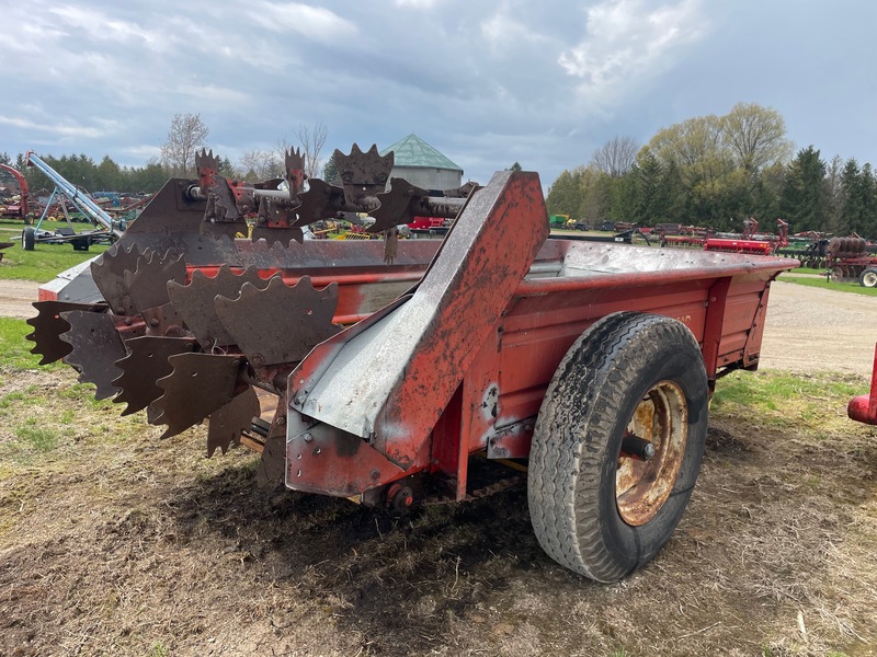 Manure Equipment  New Holland 512 Manure Spreader - Double Beater - New Floor Photo