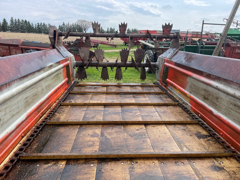 Manure Equipment  New Holland 512 Manure Spreader - Double Beater - New Floor Photo