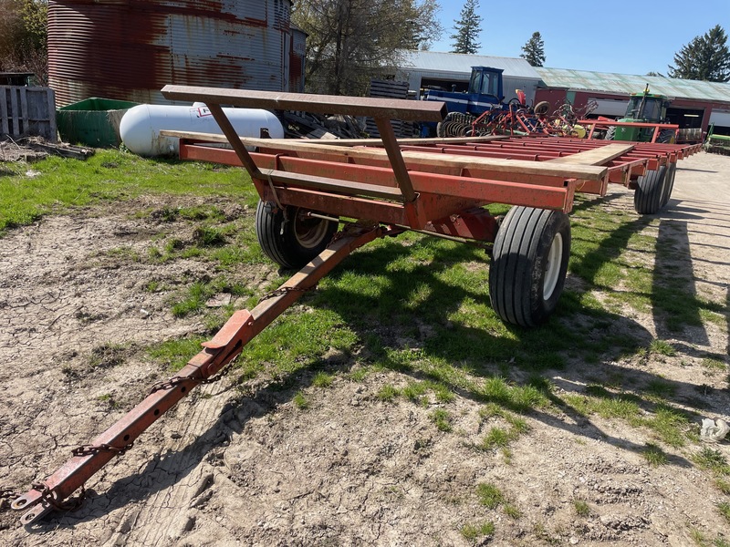 Wagons  30ft Round Bale Wagon - Tandems Photo