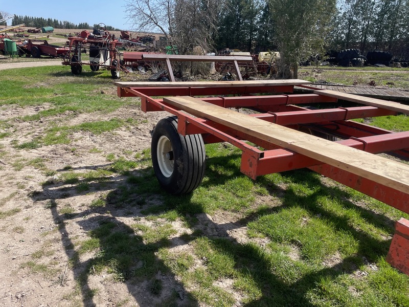Wagons  30ft Round Bale Wagon - Tandems Photo