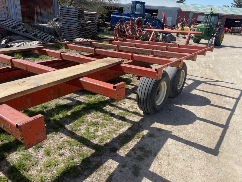 Wagons  30ft Round Bale Wagon - Tandems Photo