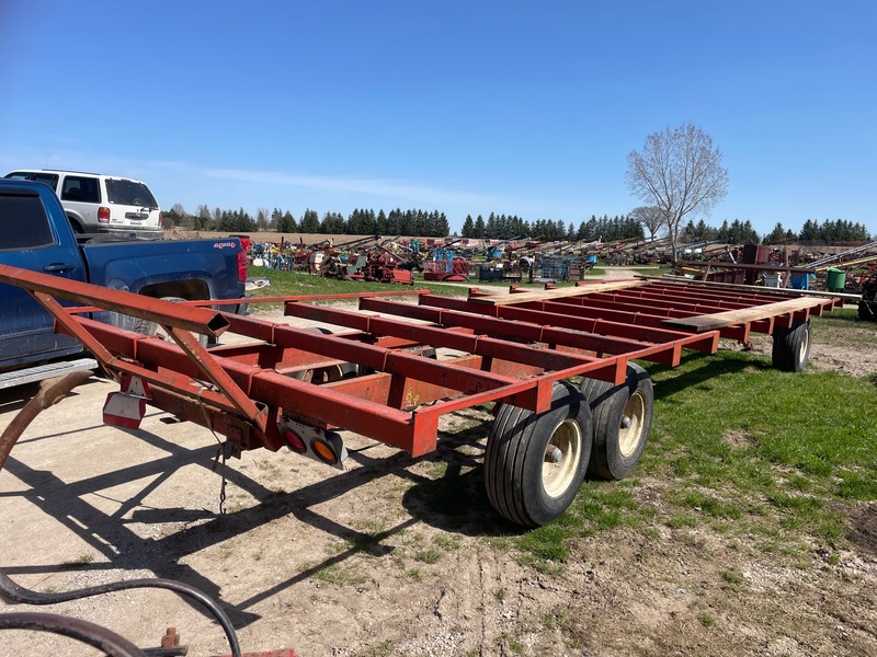 Wagons  30ft Round Bale Wagon - Tandems Photo