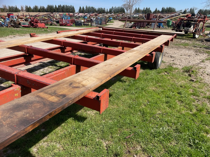 Wagons  30ft Round Bale Wagon - Tandems Photo