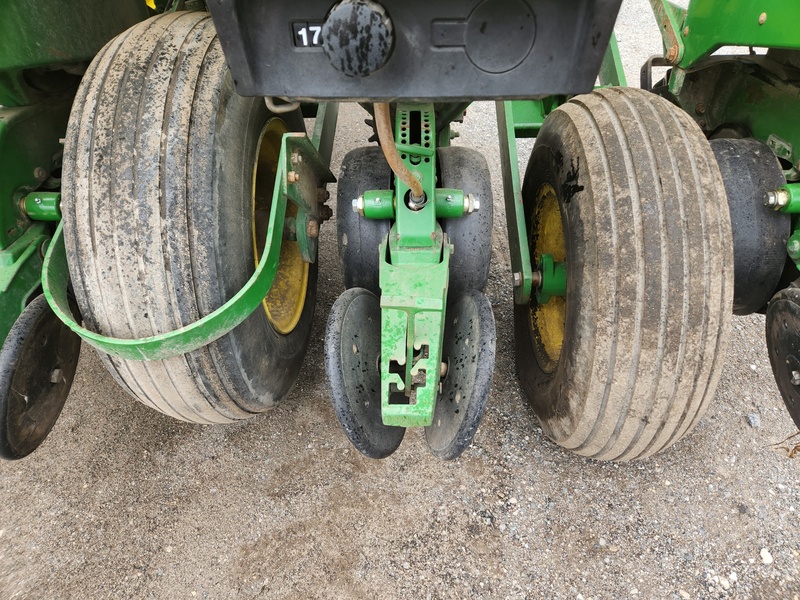 Planting Equipment  John Deere 1770 Planter  Photo