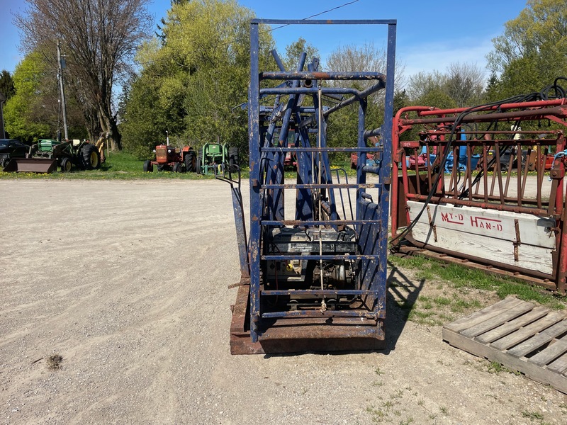 Hay/Forage/Livestock  Cattle Squeeze Chute with Panels Photo