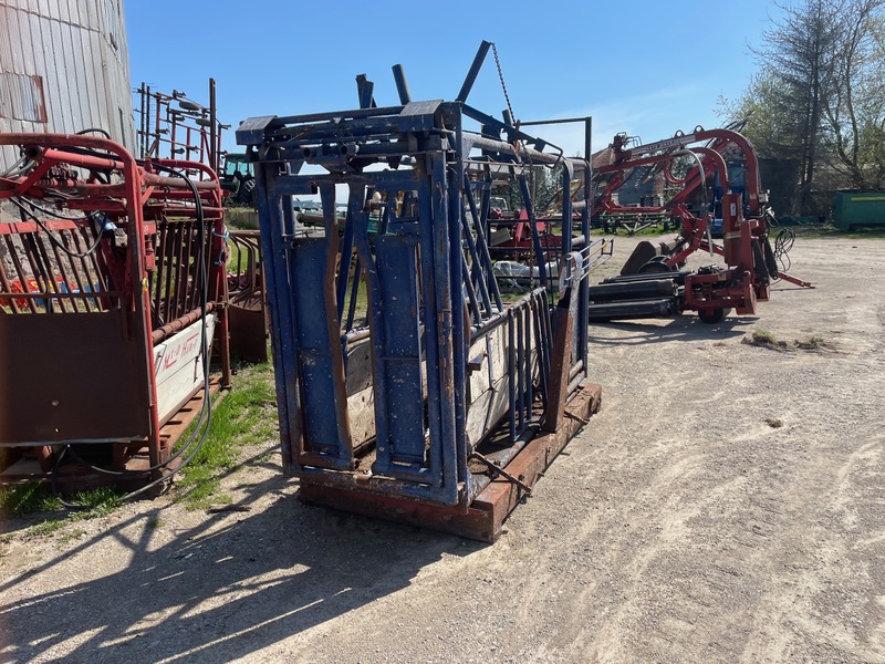 Hay/Forage/Livestock  Cattle Squeeze Chute with Panels Photo