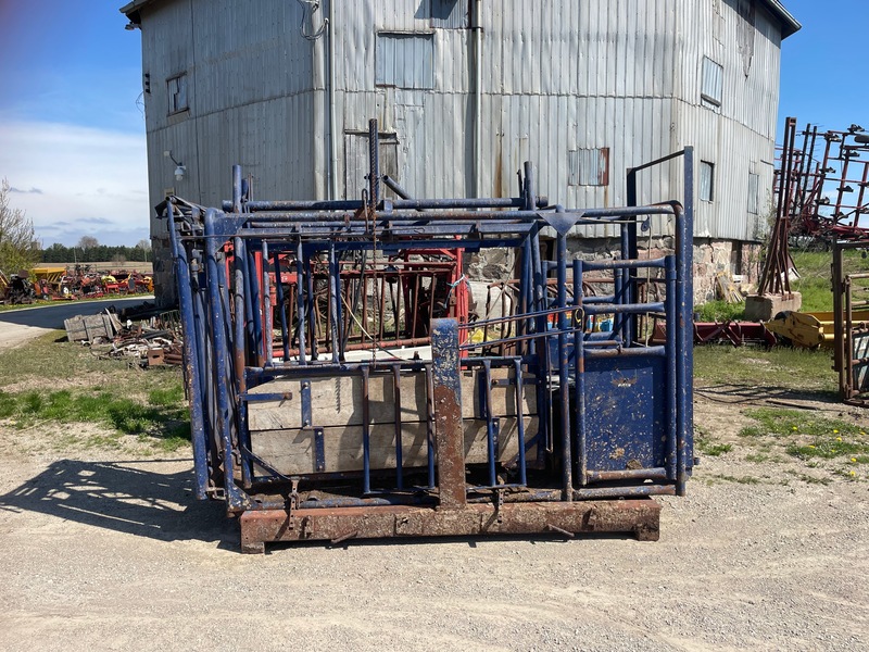 Hay/Forage/Livestock  Cattle Squeeze Chute with Panels Photo