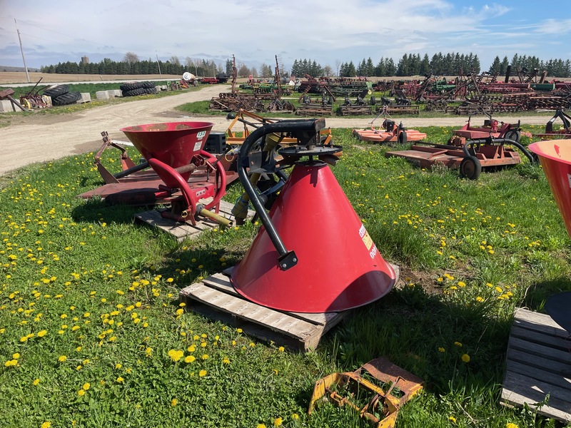 Chemical/Fertilizer Application  Walco 3pt Fertilizer Spreader Photo