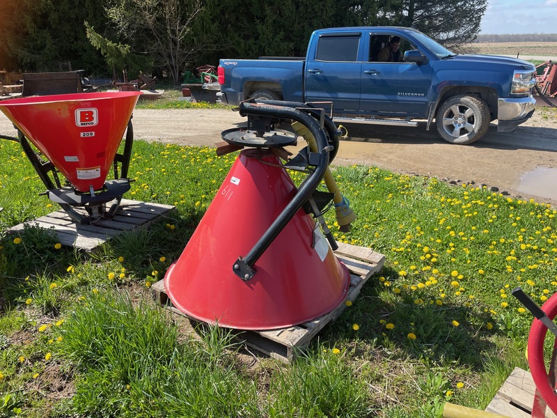 Chemical/Fertilizer Application  Walco 3pt Fertilizer Spreader Photo