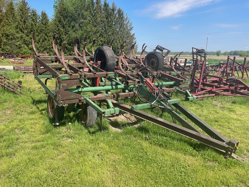 John Deere Cultivator 20ft - Hydraulic Fold with Tandems