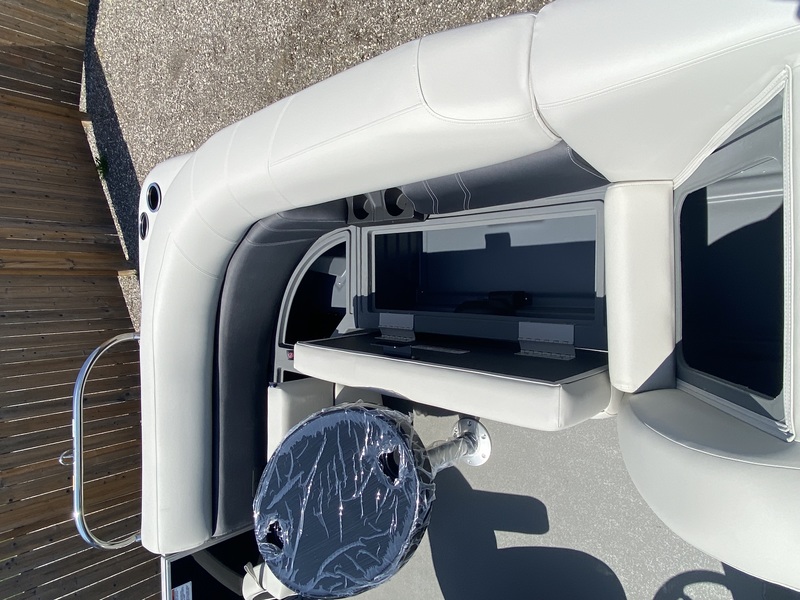Boats  2025 Sylvan Mirage 818 Cruise Photo