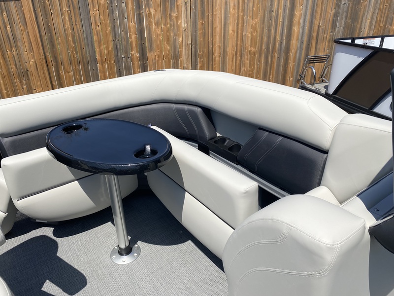 Boats  2025 Sylvan Mirage 818 Cruise Photo