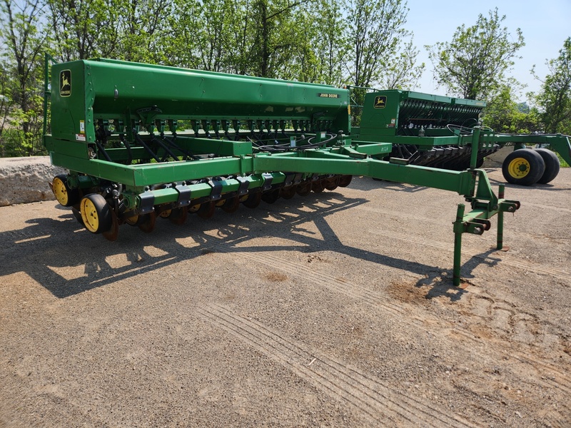 Planting Equipment  John Deere 750 No-Till Drill  Photo