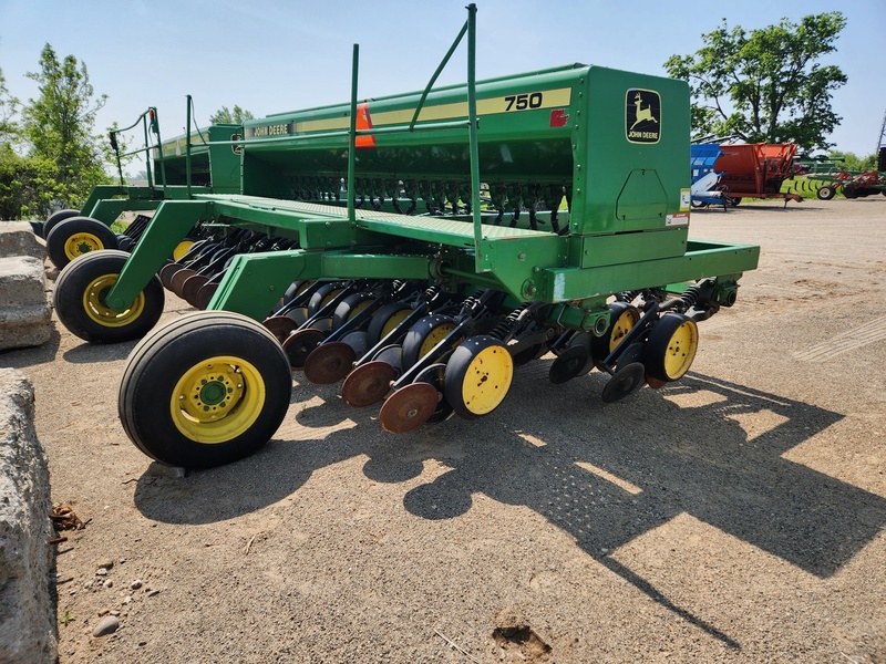 Planting Equipment  John Deere 750 No-Till Drill  Photo