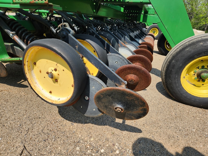 Planting Equipment  John Deere 750 No-Till Drill  Photo