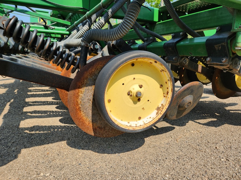 Planting Equipment  John Deere 750 No-Till Drill  Photo