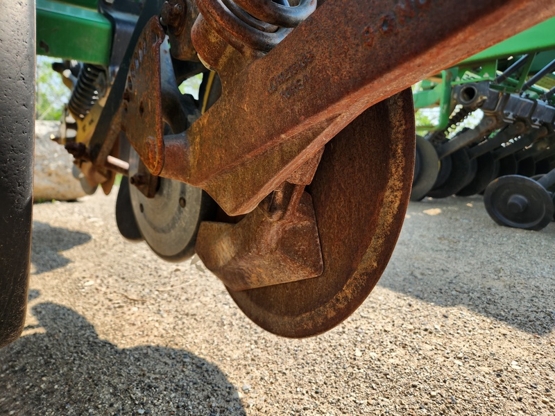 Planting Equipment  John Deere 750 No-Till Drill  Photo