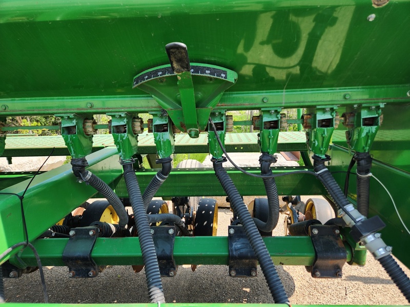 Planting Equipment  John Deere 750 No-Till Drill  Photo