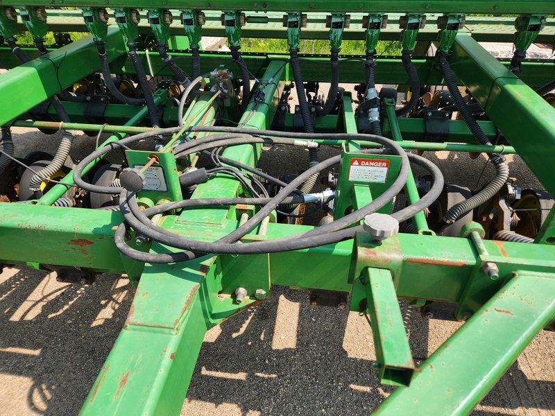 Planting Equipment  John Deere 750 No-Till Drill  Photo