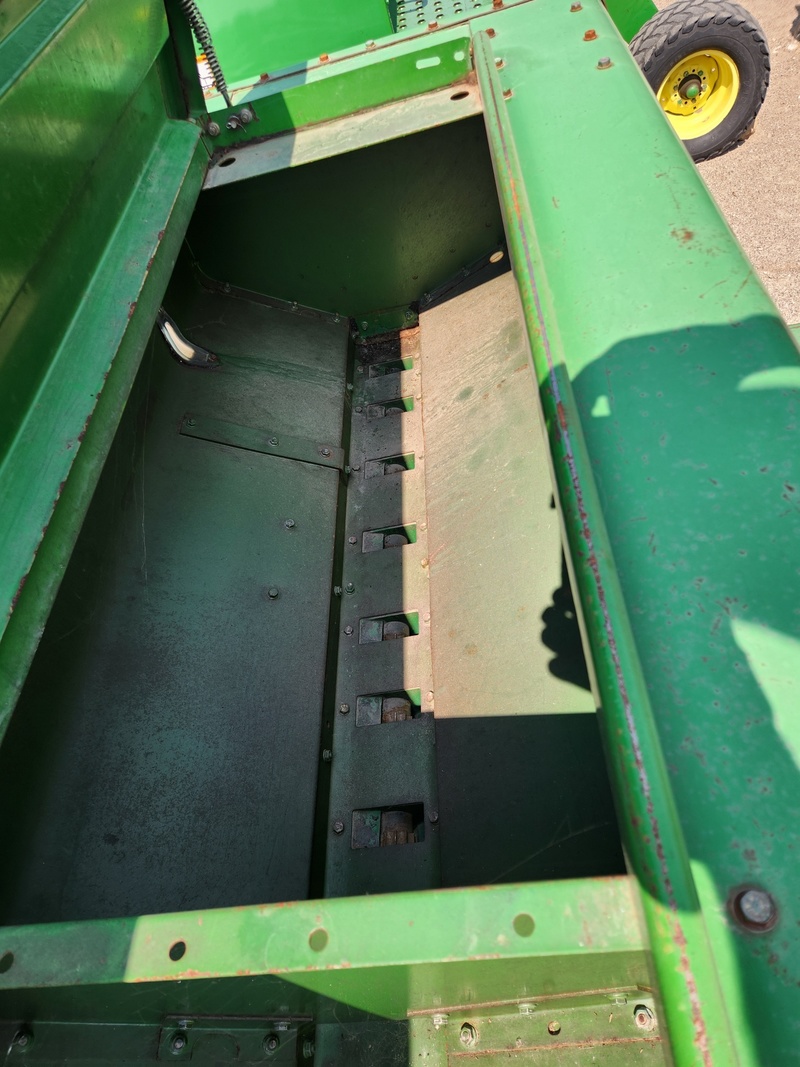 Planting Equipment  John Deere 750 No-Till Drill  Photo
