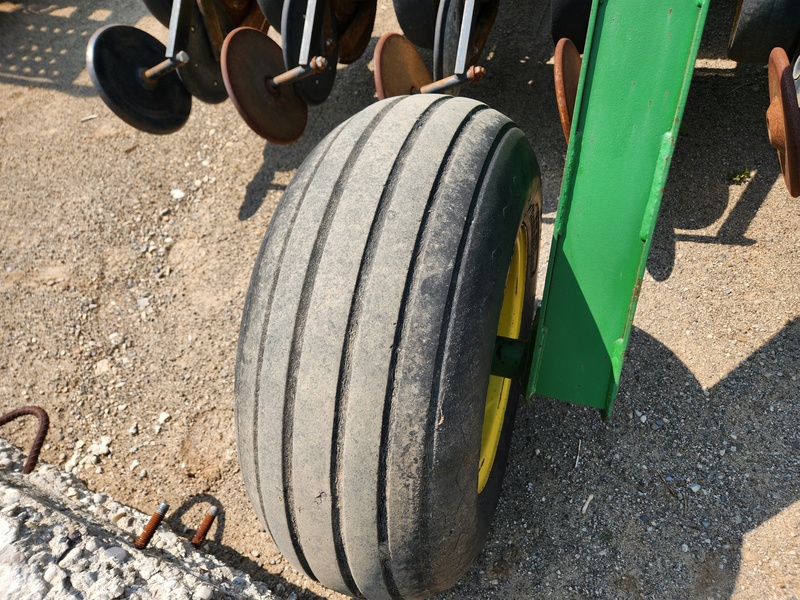 Planting Equipment  John Deere 750 No-Till Drill  Photo
