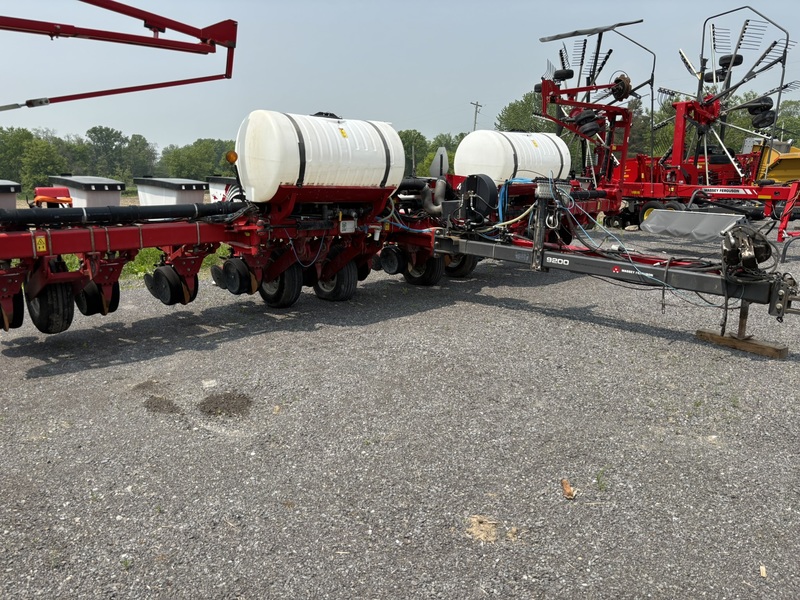 Planting & Seeding  Massey Ferguson 9200 Corn Planter Photo