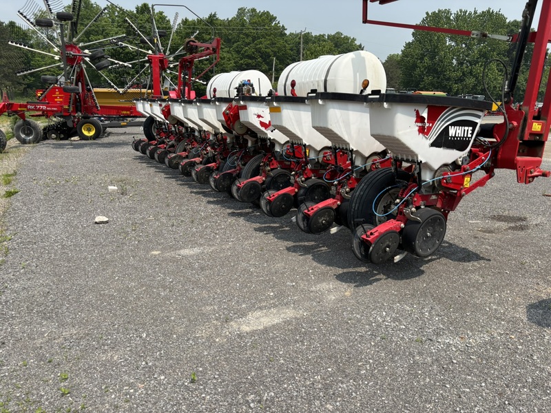 Planting & Seeding  Massey Ferguson 9200 Corn Planter Photo