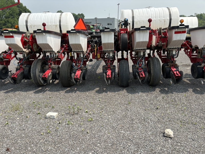 Planting & Seeding  Massey Ferguson 9200 Corn Planter Photo