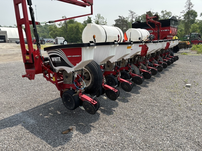 Planting & Seeding  Massey Ferguson 9200 Corn Planter Photo