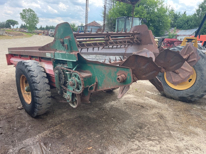 Manure Equipment  New Idea 213 Manure Spreader - 3 Beater Photo