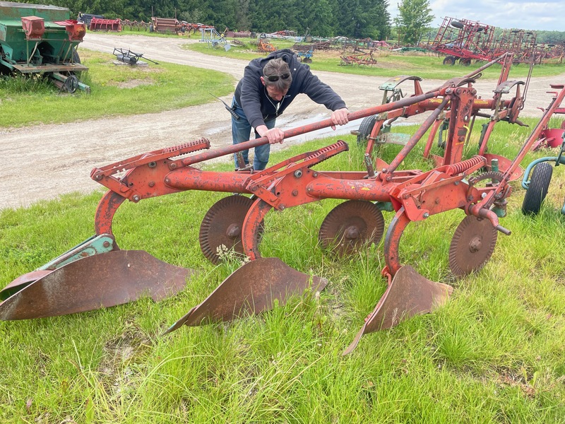 Tillage - Plows  Kverneland 3 Furrow Plow - 14" - 3pth Photo