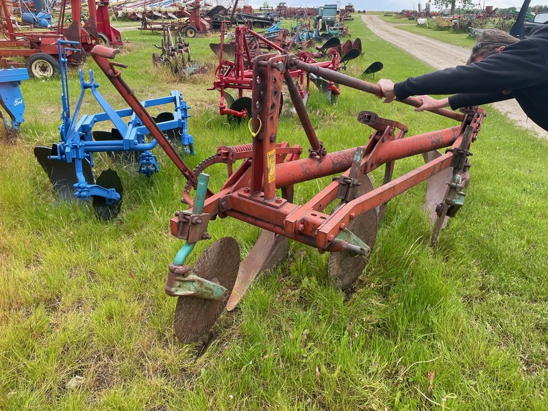 Tillage - Plows  Kverneland 3 Furrow Plow - 14" - 3pth Photo