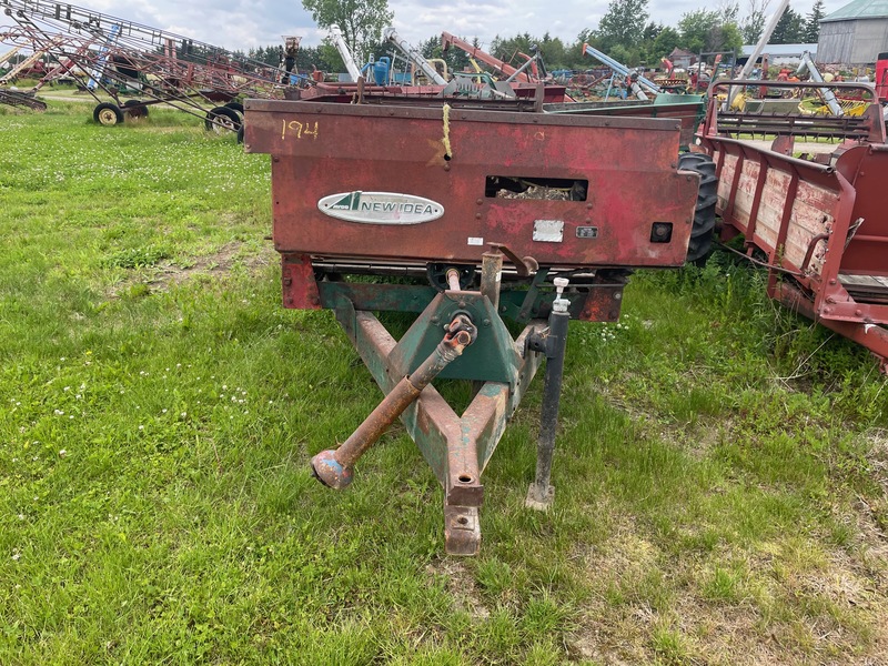 Manure Equipment  New Idea 213 Manure Spreader - 3 Beater Photo