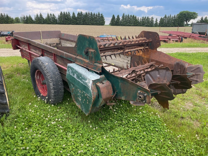 Manure Equipment  New Idea 213 Manure Spreader - 3 Beater Photo