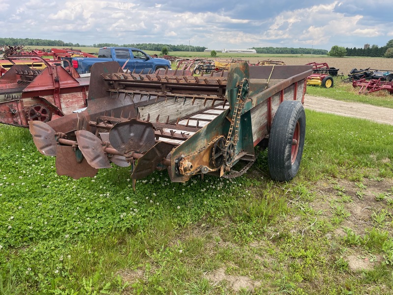 Manure Equipment  New Idea 213 Manure Spreader - 3 Beater Photo