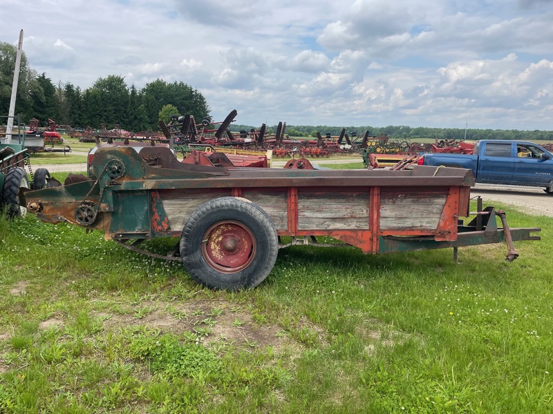 Manure Equipment  New Idea 213 Manure Spreader - 3 Beater Photo