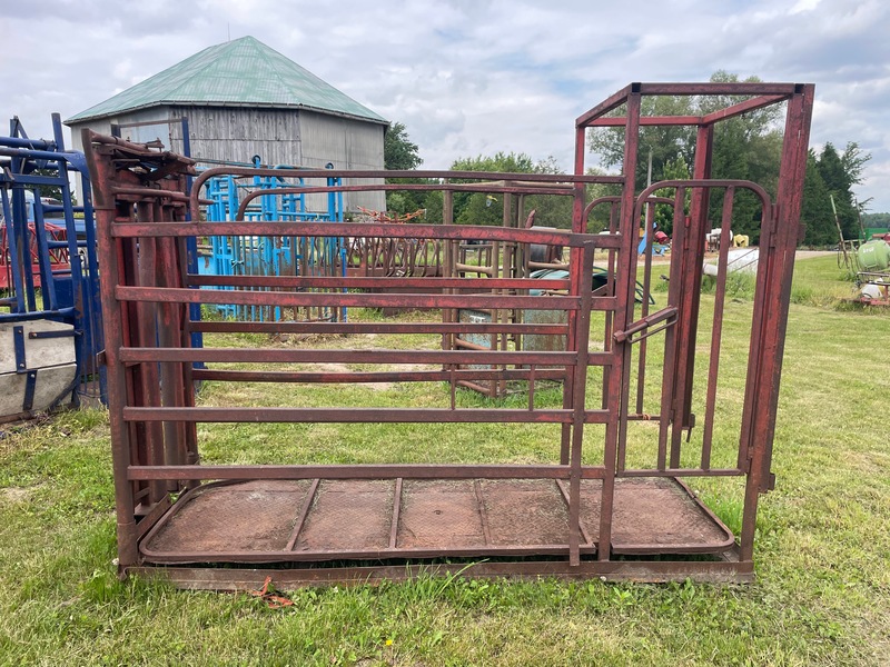 Hay/Forage/Livestock  Cattle Squeeze Chute Photo