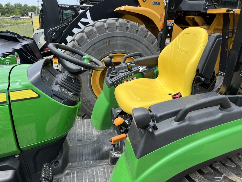 John Deere 2032R Compact Tractor/Loader/Fr Snowblower