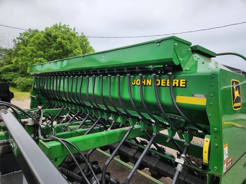 Planting Equipment  John Deere 1560 No-Till Drill  Photo